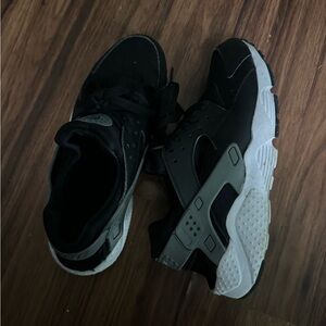 gray and black nike hurcahes .